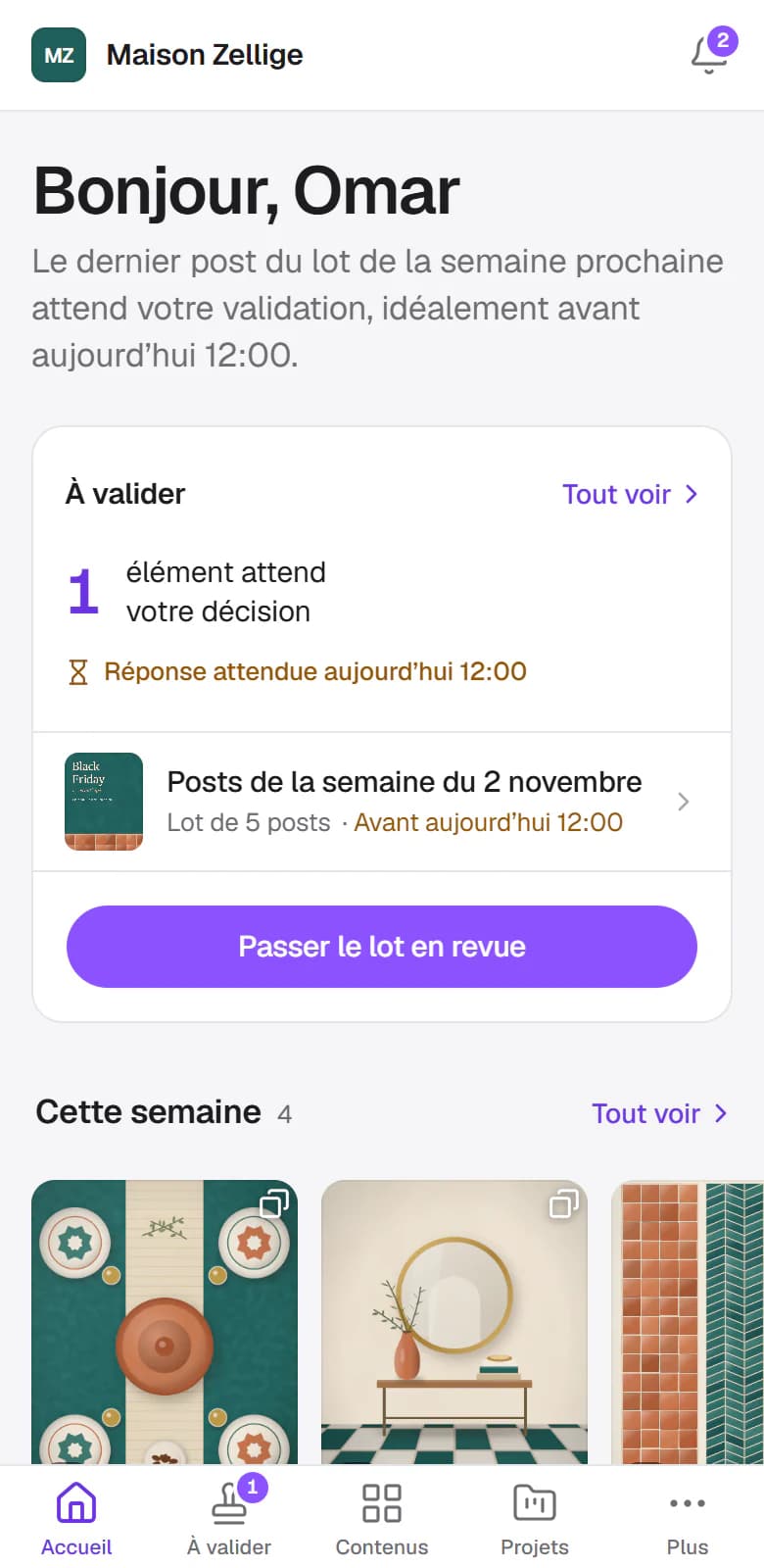 Accueil de l'espace client sur téléphone : un lot de posts attend la validation d'Omar, avec le bouton pour le passer en revue.